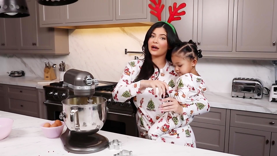 مادر جوان و دختر کوچولو در حال پخت شیرینی کریسمس