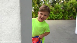 دیانا و روما با اسباب بازی باد...