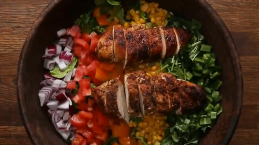 آشپزی سالم - مرغ گریل شده و سالاد رنگین کمانی - کلینیک لاغری سیبیتا