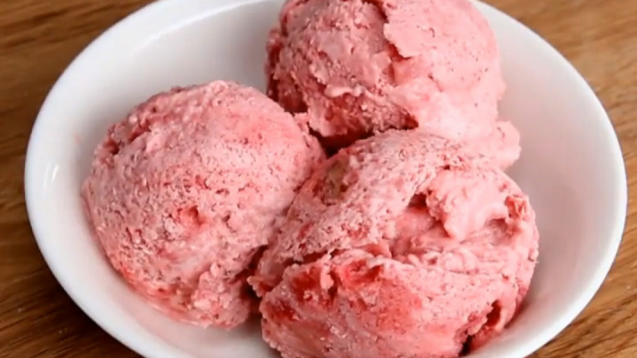 آشپزی سالم - ماست بستنی با طعم موز و توت فرنگی - کلینیک لاغری سیبیتا