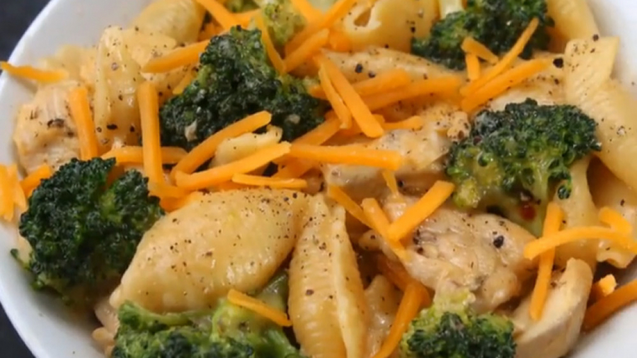 آشپزی سالم - پاستا با مرغ پنیری و بروکلی - کلینیک لاغری سیبیتا