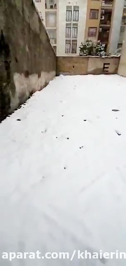 خوابیدن یک بی خانمان زیر برف !