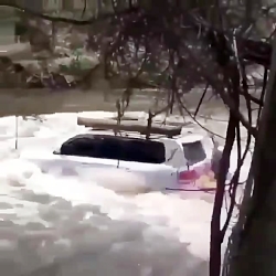 چرا تویوتا لندکروزر بین آفرودر...