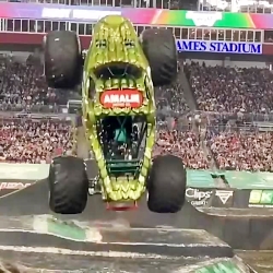 حرکت نمایشی زیبا در همایش خودر...