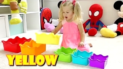 دایانا با اسباب بازی رنگی هرم...