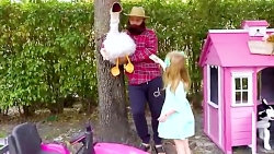 استیسی با اسباب بازی های مزرعه...