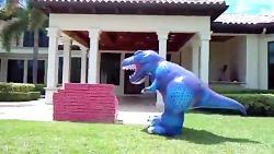 استیسی و پدر با دایناسور بازی...