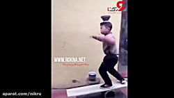 حرکات نمایشی پسربچه با کاسه