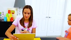 ولد و نیکیتا سوار اسباب بازی S...