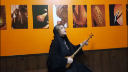 سه تار نوازی آزاده امیری در قط...
