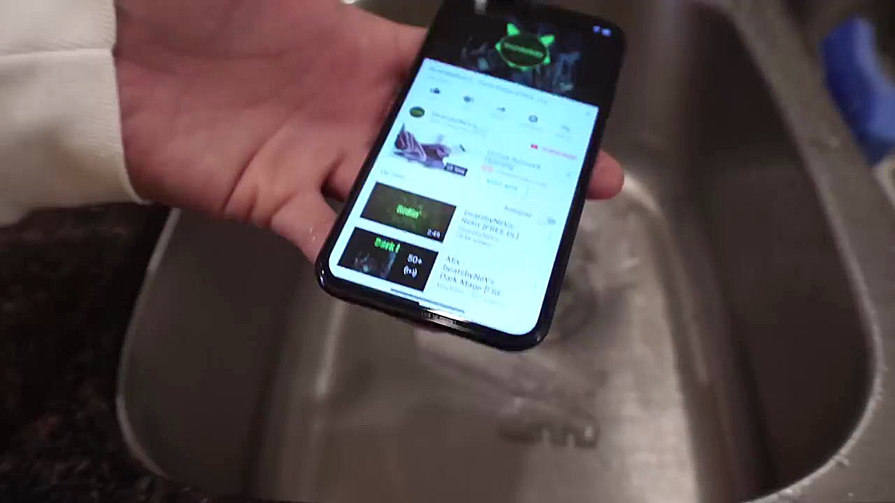 تست دو گوشی iPhone X و Samsung Galaxy S9 در برابر آب گازدار گیمر