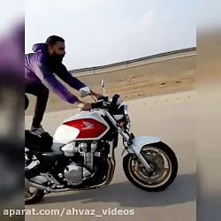 حرکات نمایشی موتوری تک چرخ با...