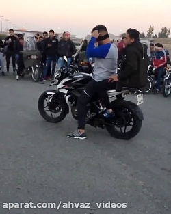 حرکات نمایشی موتوری تک چرخ با...