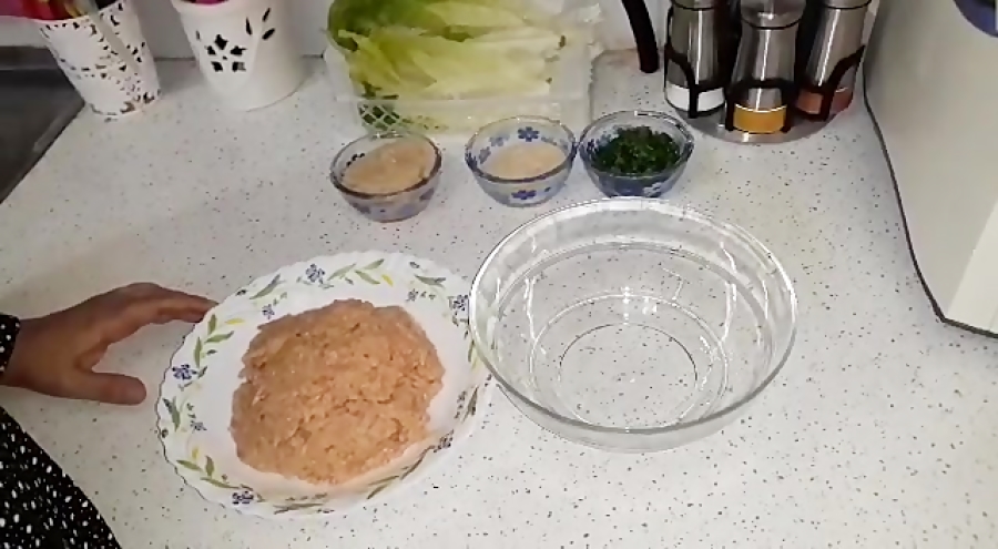 طرز تهیه راحت ترین و خوشمزه ترین چیکن برگر  با پیچیدن ساندویچ