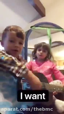 این دختر بامزه به این پسر بچه...