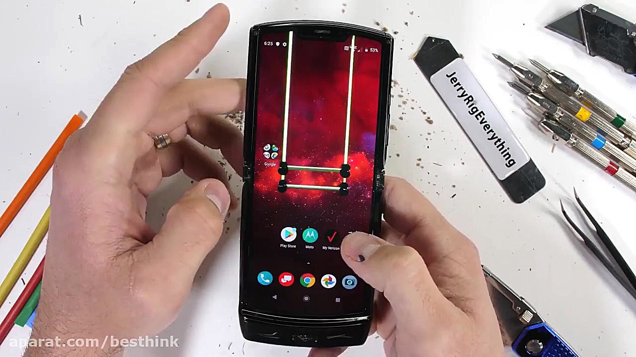 تست مقاومت Moto RAZR در برابر تیغ و آتش و خم کردن پرتاب نعل