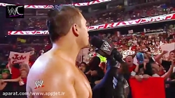 کشتی کج جان سینا در مقابل میز...