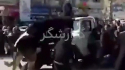 حمله گاو به مردم در جشن یکی از...