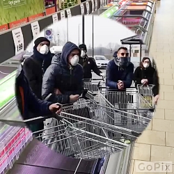 هجوم مردم و غارت فروشگاه های ا...