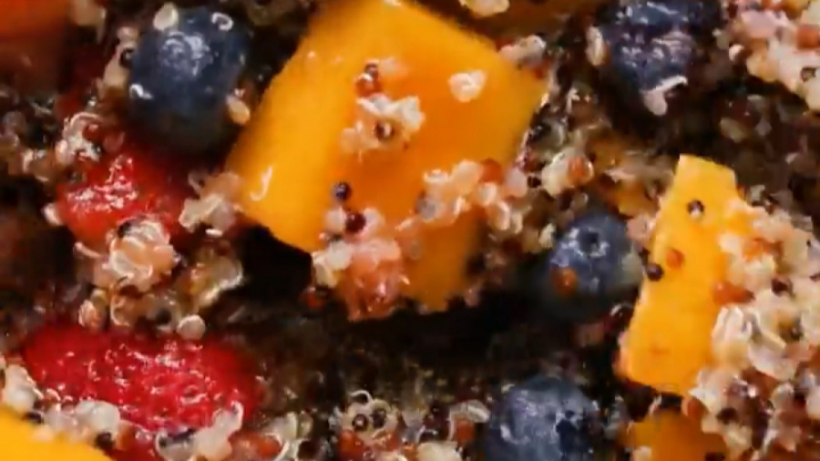 آشپزی سالم - سالاد کینوا و میوه‌های تابستانی -کلینیک لاغری سیبیتا