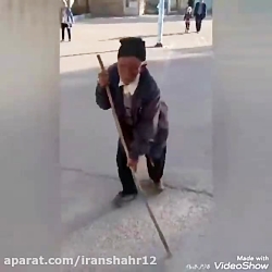پیرمردی با بیش از 100 سال سن در پای صندوق های رای در استان کرمان شهر باغین حضور