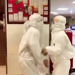 رقص دکترا تو اتاق قرنطینه