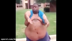 رقص یک مرد بیش از هد چاق