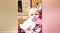 نی نی کوچولو در حال لباس پوشید...