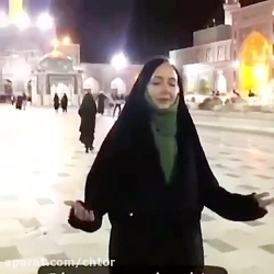 کتایون ریاحی در حال زیارت در ح...