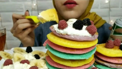چالش غذا خوری (پنکیک رنگین کمو...