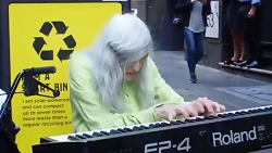 پیانیست خیابانی در میان مردم...