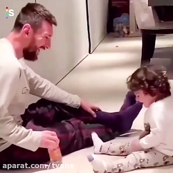 بازی کردن مسی با بچش!