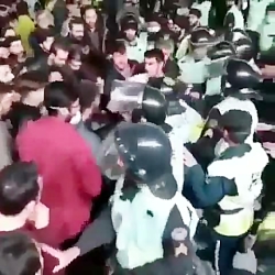 حضور نیروهای امنیتی برای متفرق...