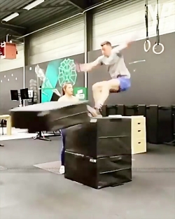 کلیپ های خندار درباشگاه ورزشی...