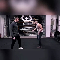 آموزش دفاع شخصي(ضربه زدن به نق...