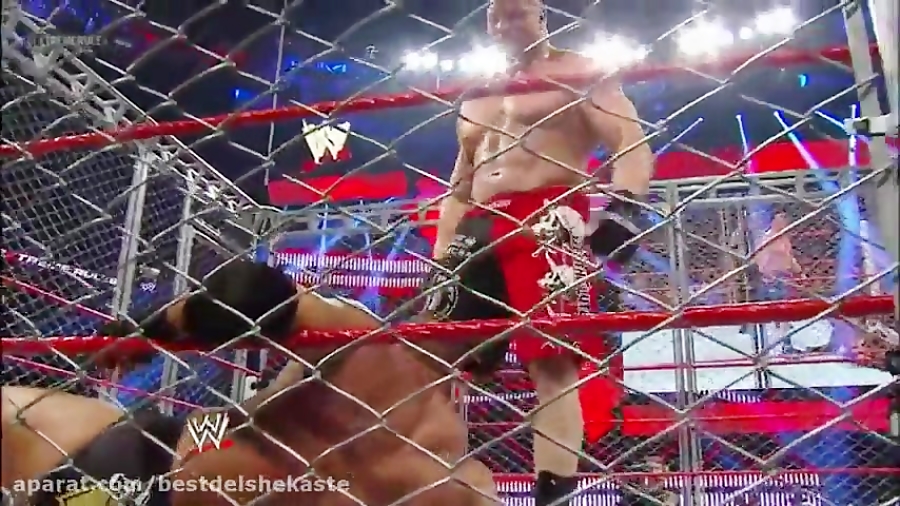 جدال وحشیانه دو قهرمان در قفس...