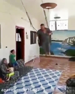 یه سشوار کهنه ای، اتویی چیزی ب...