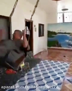 یه سشوار کهنه ای، اتویی چیزی ب...