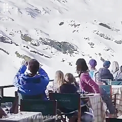 اون مرد کاپشن آبیه، ستاد مدیری...