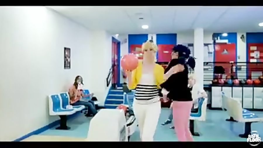 دختر کفشدوزکی و گربه سیاه انسانی