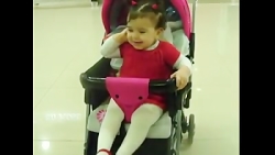 صحبت کردن دختر کوچولو با موبای...