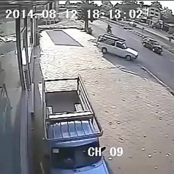 تصادف وحشتناک موتورسوار با وان...