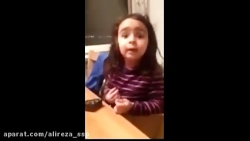 من دارم ماتیک میزنم