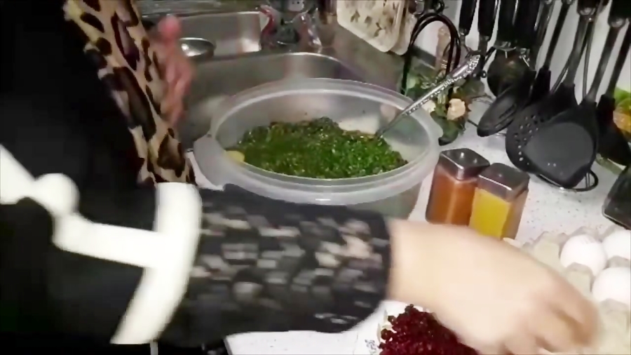 طرز تهیه کوکو سبزی مجلسی و قالبی مثل اب خوردن توسط خاله سیما