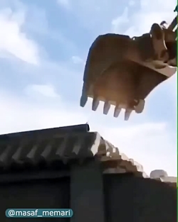 به بیل مکانیکی میگه بیا بجنگیم