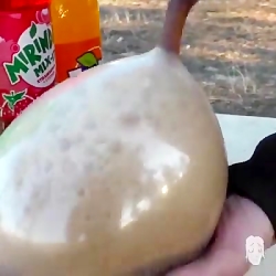 کار خیلی عجیب با نوشابه