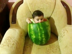 هندوانه خوردن بچه