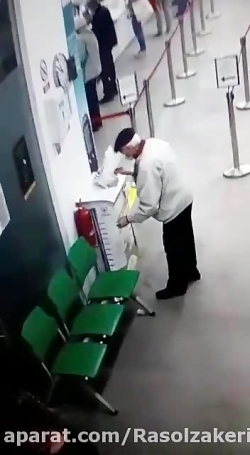 کپسول آتشنشانی رو با مایع دستش...