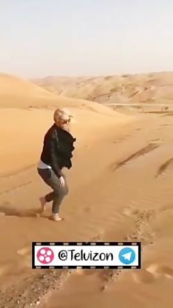 دختره وسط صحرا سوار ماشین با پ...