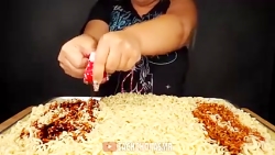 خوردن نودل تند